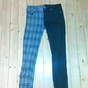 Banned alternativt byxor - Fina stretcha byxor bra kvalitet. De är low midgade Köpt för 400 bara shicka om du har fr0gor om mer bilder eller nått liknade 