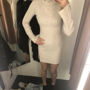 Stickad klänning - Från Gina tricot , använd 1 gång på dop så fint skick, nypris 400kr. 