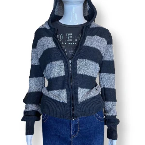 Zip Up Randing Hoodie   - Hoodie Zip Up från Pena House, storlek L I toppenskick!  Mått: Axel till axel 40cm, Ärmlängd 70cm, Armhåla till armhåla 50cm & Längd 57cm