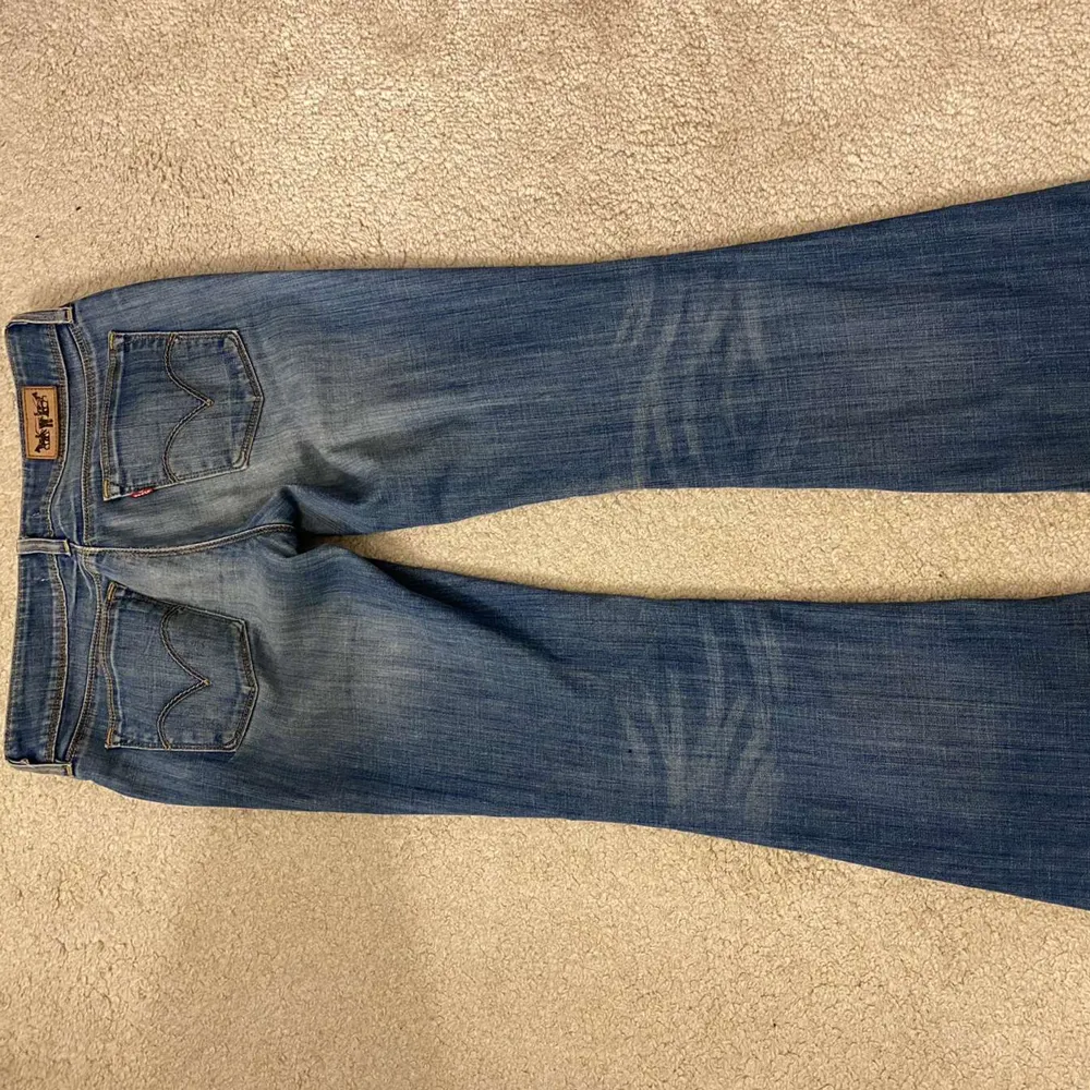 Lågmidjade Levis jeans 💗köpta på pop boutiq för 400kr storlek 26 i midjan och 32 i längden! Säljer vid bra pris. Jeans & Byxor.