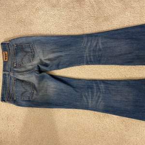 Lågmidjade Levis jeans 💗köpta på pop boutiq för 400kr storlek 26 i midjan och 32 i längden! Säljer vid bra pris