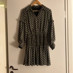 Klänning - Zara klänning! Säljs inte längre☺️ lite uppsydd i armarna och runt midjan men det är enkelt att ta bort. Frakt är ej inkluderat!