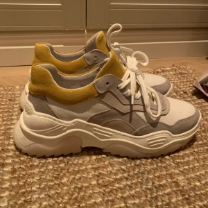 Depeche - Ett par jättecoola depeche chunky sneakers. Använt 1 gång! Perfekta inför våren och en fin julklapp.   Möts upp i stockholms området och fraktar. Köparen står själv för fraktkostnaden. 