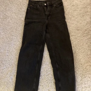 Svarta/grå jeans  - Superfina jeans från hm. I bra skick! 
