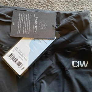 Biker shorts Icaniwill  - Helt nya cykelbyxor med prislappen kvar. Färgen är antrachite inte svart som på bilden på hemsidan. Köpta för 549 kr❤️