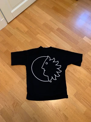 District 46 svart tshirt  - Riktigt skön och clean T-shirt från skatemärket district 46. Inga hål eller fläckar och tröjan är i allmänt bra skick.  Köpare betalar frakt🤝