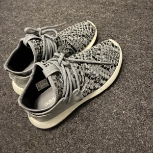 Adidas skor  - Storlek 37 äkta använda få gånger 