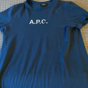 A.p.c t shirt - Nästintill oanvänd säljes pga att den inte passade mig storleks mässigt 
