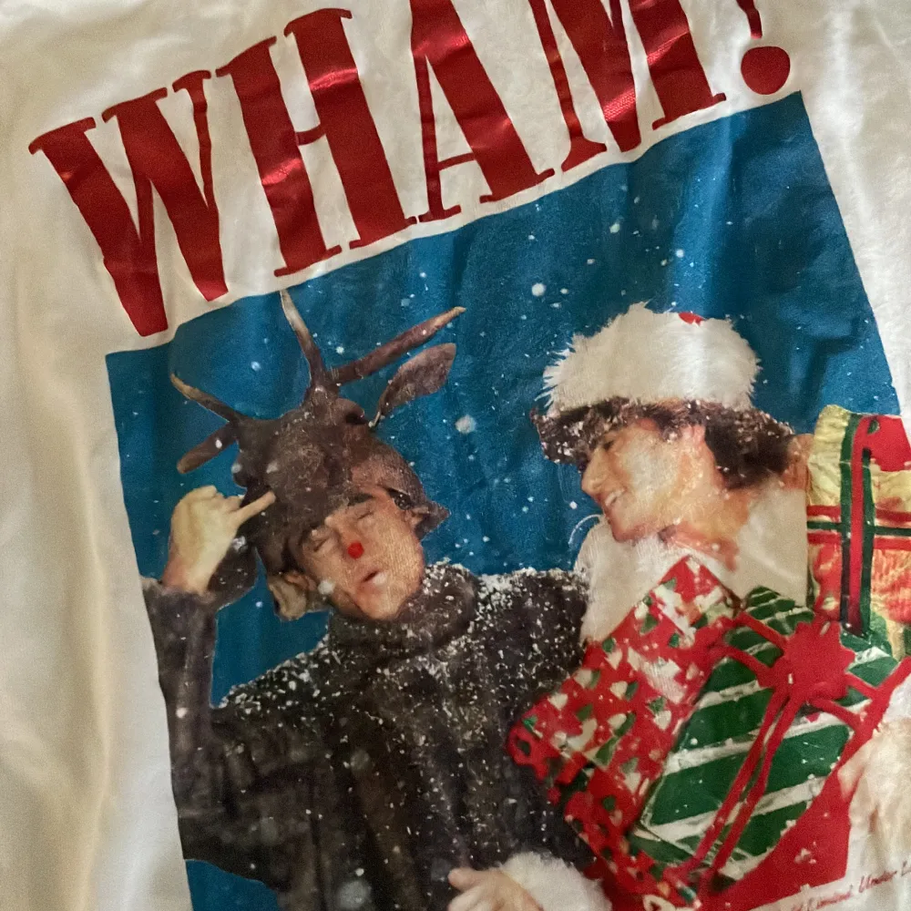 Vit t-shirt från H&M med jultryck (WHAM!) . T-shirts.