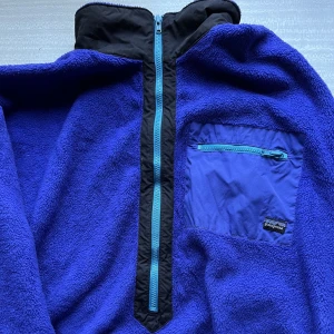 Patagonia fleece  - Patagonia vintage fleece 80 XL Loose fit  (Passar som Loose L) Det ser ut blå men det är mer Lila 