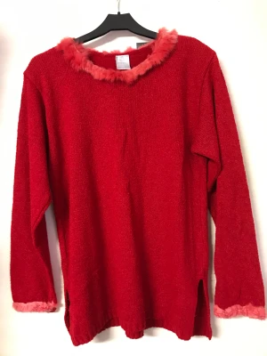 Röd fin jultröja  - Mjuk tröja med fluffig krage. Kan bli fin till julfesten. Storlek M. 