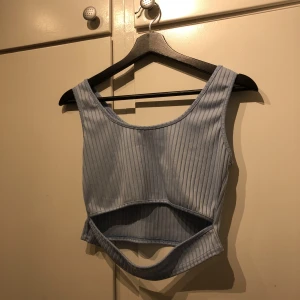 Fin topp  - Topp med lite öppen mage, väldigt bra skick