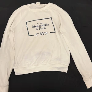 Tröja  - Säljer denna fina tröja från Abercrombie and Fitch 🤍 den är i befintligt skick!! Väldigt fin och passar till det mesta!!🥰 Hör av dig i dm om du är intresserad  Skriv privat för fler bilder!!