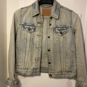 Levi’s Jeansjacka  - Skitsnygg jeansjcka från Levis. Använd ett fåtal gånger men som ny, säljer då jag har redan har många jeansjackor och jag fick den här i present. Vet inte nypris då jag fick den i present men det kan diskuteras. 
