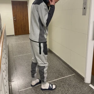 Nike tech tracksuit - Mycket bra skick använd kanske 10 gånger, säljer för jag tröttnat på färgen men den är mycket skön. S i hoddie och m i byxor