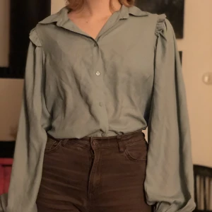 Mint blus  - Snygg mint grön blus. Köptes begagnad. Bara använt några gånger