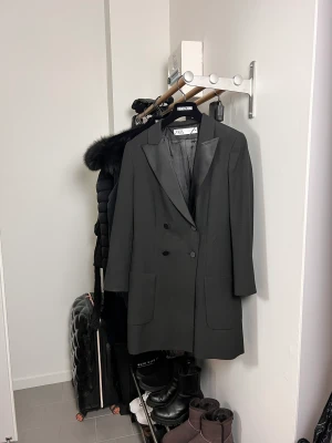 Zara Kavaj Klänning - Zara strukturerad kavaj klänning, använd vid två tillfällen. Liten i storlek, jag är en S/M. Ord pris. 999:-