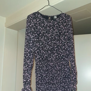 Klänning  - DIVIDED hM storlek 36 används bara i 1 timme. Helt ny. Genom killing vid armarna och tät i underdelen. Över knä. Pris kan diskoteras. POSTAR ELLER I KARLSKOGA, ÖREBRO LÄN. 