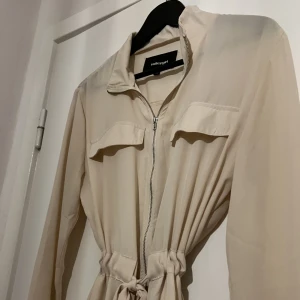 Blus med dragkedja 🤍 - Beige/transparent blus ifrån Valleygirl 