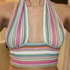 Sommartoppar - En slags virkad topp köpt på hemsidan ”cider”   Storlek M ungefär. Ganska långa axelband runt halsen vilket är bra om man har stora bröst som ska få plats.  Själv har jag spänt den bakom nacken med en säkerhetsnål. Frakten ingår i priset 📦 