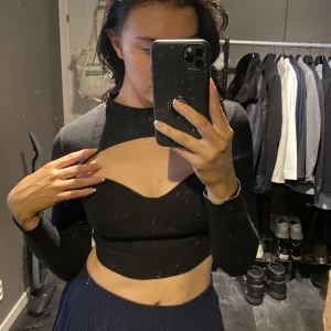Tröja med cutout💅🏼 - Gillar inte denna på mig, fint skick!! 1 plagg för 70kr, 2 plagg för 100kr och 5 plagg för 250kr 🫶