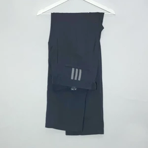 Baggy adidas kostymbyxor  - Rätt unikt plagg från adidas som kan stylas på många olika sätt. Sitter rätt stora i midjan för mig men e väldigt snygga med bälte. 