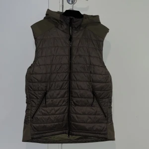 Cp company  - Säljer nu min cp company väst, nypris 4000, skick 9/10 Strl L, kan även bytas, helst mot moncler väst 