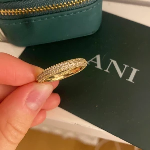 Pave ring från ani - Säljer min helt nya ani ring och skickar med en gullig liten ani skrin, nypris 900kr