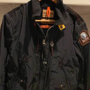 Parajumpers  - Prajumpers bomberjacka Storlek M Väldigt bra skick och precis kemtvättas hos gk kemtvätt Säljs på grund av att den börja bli för liten 