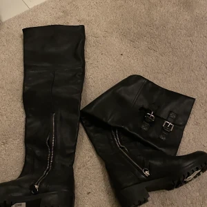 Höga boots - Oanvända zara boots i skinn, Jätte snygga! Säljs då dom var för små på mig. Nypris 599kr, säljer för 150 + frakt 💕💕