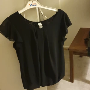 Blus-top - Jätte fin blis-top från Zebra i storlek M passar även de som har xs-s oxå. Har väldigt fin rygg