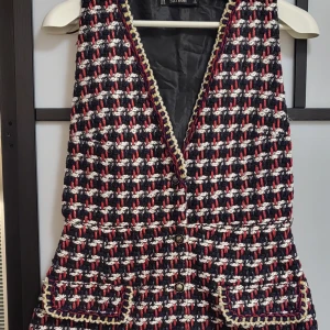 Västkläning från Zara  - Mini förklädeskläning från Zara i storlek M.  Använd få gånger. 