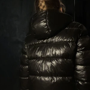 Glansiga jacka  - Glansig jacka skulle säga dupe på moclear jackan. Helt ny asså helt ny aldrig använd förutom test prov. Säljer för att den var lite kort på rumpan på mig eftersom att jag är extremt lång tror jag att det skulle passa 1,70 och neråt inte säker än buda!!❤️