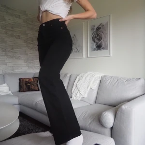 Jeans  - Supersköna stretchiga Jeans från Dr.Denim❤️ storlek S längd 32 (jag är 170cm) - säljer likadana fast i blått, finns i en annan annons🤎