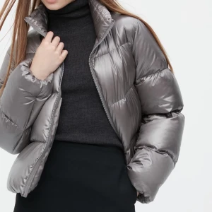 vinterjacka - Grå/silver jacka perfekt till vintern! Hör av dig om du är intresserad!  nypris är 1300