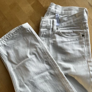 Weekday space w27 l32 - Knappt använda vita jeans enligt ovan. Rökfritt hem. Djur finns. 