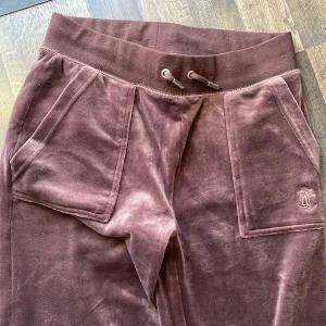 Juicy byxor - Färgen chocolate, säljer då jag vill ha andra färger. Använd 2 gånger, köpte på nelly för 1099kr. Pris går att diskutera vid snabb affär! Köp direkt för 700kr