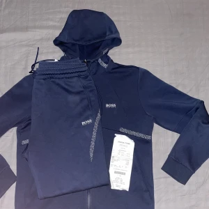 Hugo Boss dress - Den är i väldigt fint skick, knappt använd då den är i fel storlek, Kvitto finns kvar!   Kan mötas upp i stockholm, finns att höntas i sollentuna!