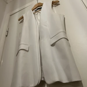 VIT VÄST IFRÅN ZARA 🤍 - Vit väst ifrån Zara! 🤍