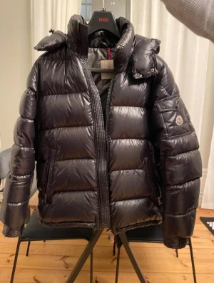 Moncler Maya - En fin jacka inköpt på NK i Stockholm. Kvitto medföljer såklart. Endast använd ett fåtal gånger. Helt äkta går att scanna. Kan fraktas vid överenskommelse.