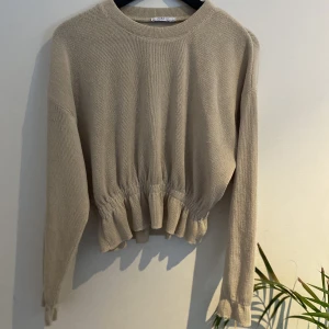 Beige tröja med volanger - Jättefin tröja från zara med volanger. Använd några gånger men som ny, storlek: s💜