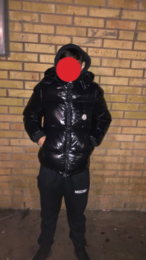 Monckler jacka  - Säljer en Moncler jacka eftersom köpte fel modell, knappt använd max 2-3 gånger!!