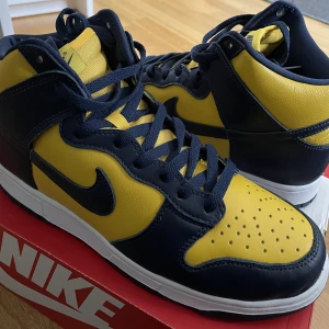 Nike Jordan 1 Michigan  - Helt nya Nike Jordan 1 Michigan Highs (köpta direkt från plugg me please), Kvitto, orginell tag samt skosnören i 3 färger medföljer. Skriv för mer info, bilder osv