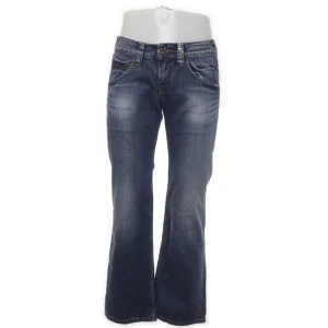 Lågmidjade pepe jeans - Super snygga lågmidjade jeans från Pepe London. Unik design på baksidan. Midjemått: 78cm