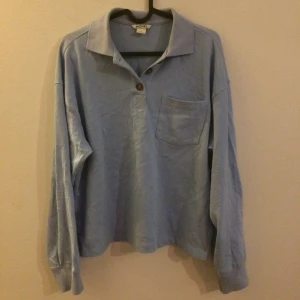 Ljusblå tröja från Monki - Ljusblå tröja från Monki. Fint skick storlek XS men sitter rätt baggy.