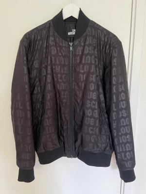 Moschino jacka  - Säljer min coola Moschino jacka  Storlek 48, passar M