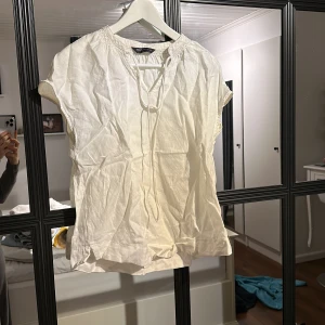 Blus - Supergulliga blus men passar inte mig.  OBS! Jag står inte för frakten