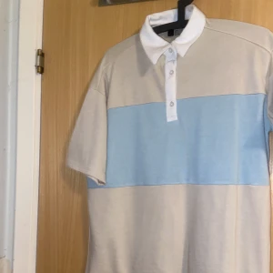 H&M klänning/oversize T-shirt - En oandvänd klänning/oversize T-shirt som är oanvänd som kommer från H&M och är i storlek S men passar en dom har storlek M oxå. Man får stå för frakten själv och pris för frakten kan vi diskutera🥰