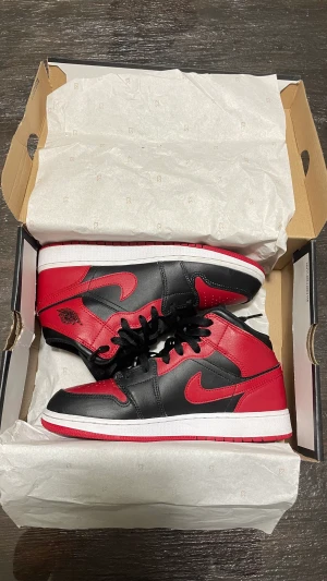 Air Jordan 1s mid banned 2020 (GS) - Jag säljer Air Jordan 1s mid banned 2020 (GS), Köpte dessa skor I Januari och dom är fortfarande rena. Har använt dom fåtal gånger men dom passar inte mina fötter. Passar till storlek 39-40. Beställde på restocks för 2000kr. meddela mig för övriga frågor.