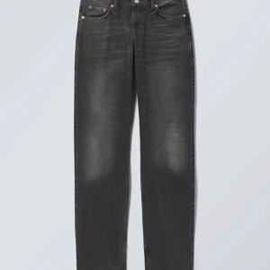 Weekday Jeans - Säljer mina weekday jeans i nyskick endast provade men tyvärr lite små för mig!💕I modellen Arrow Low Straight! Lite osäker på frakten så den stämmer inte!